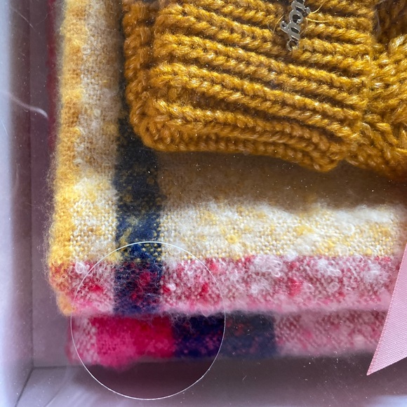NWT Juicy Couture ONE SIZE Gold/Yellow 2 piece set w/ a beanie & scarf (in box) - Picture 4 of 5